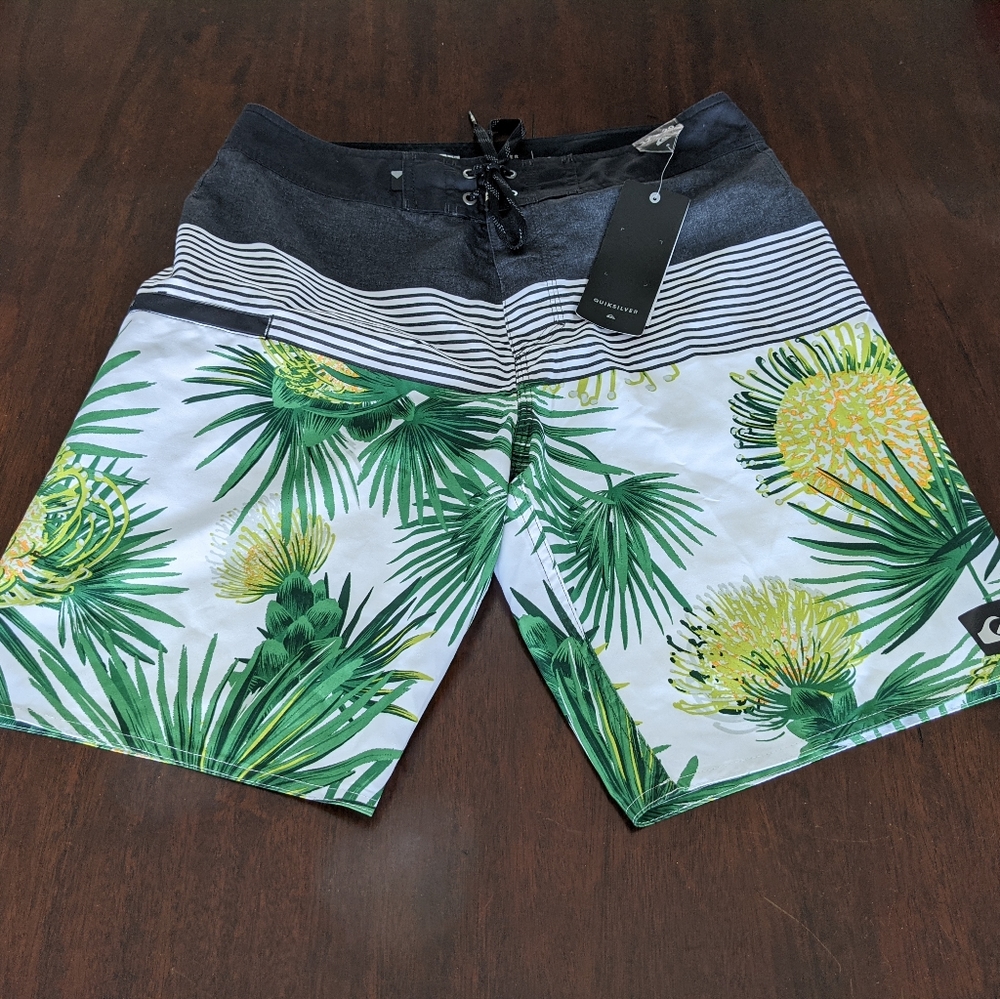 Quiksilver Board Shorts 32 - Picture 11 of 11